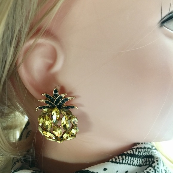 🆕 Sparkly Pineapple Statement Stud Earrings - Picture 4 of 6